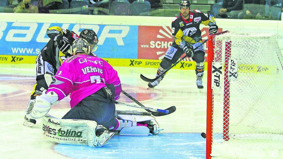  Martin Schymainski (links) erzielte gegen die Eisbären Berlin den Siegtreffer zum 4:3. 