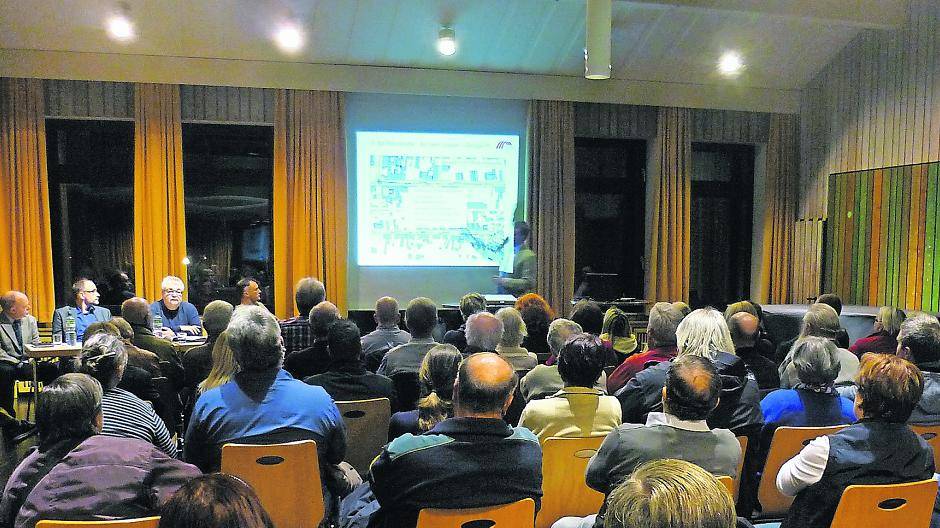  Großes Publikumsinteresse: Der Hülser Bezirksvorsteher Hans Butzen lud die Bürger von Hüls zu einer Info-Versammlung ins Heinrich-Joeppen-Haus ein. Vertreter der SWK und der Stadtverwaltung standen den Bürgern Rede und Antwort. 