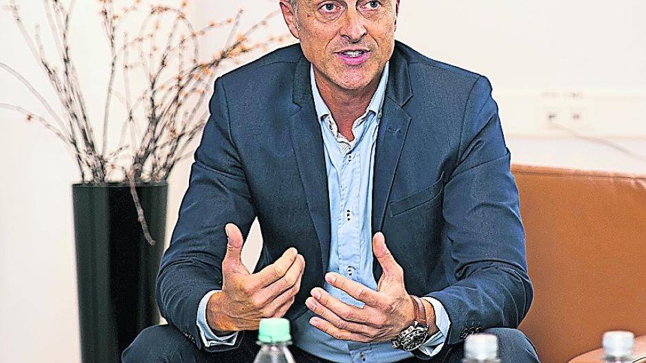 KFC-Geschäftsführer Thomas Schlecht hat beide Hände voll zu tun.