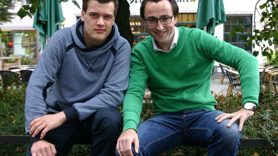  Dynamisch: Leon Schwager(l.) mit dem Hülser JU-Vorsitzenden Tobias Stümges. 