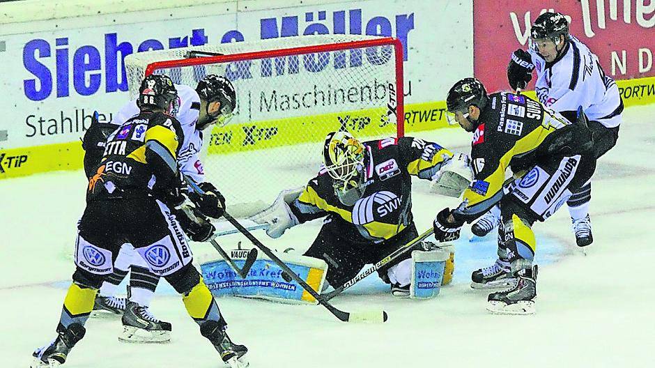 Stand am vergangenen Spielwochenende einmal mehr im Fokus: Pinguine-Schlussmann Tomas Duba hielt seinen Kasten gegen Köln sauber, zeigte auch beim Sieg über Nürnberg brillante Reflexe. Foto. Samla