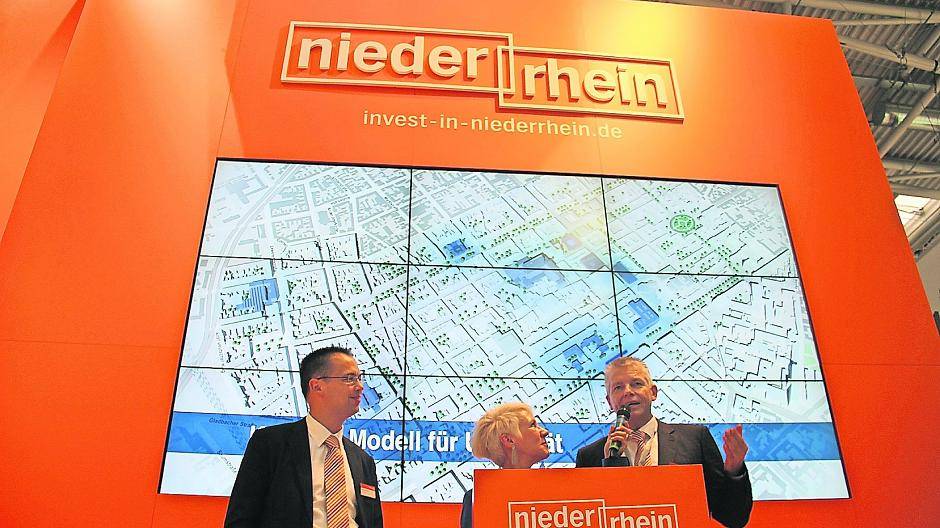  Am Niederrhein-Stand auf der Expo Real: Planungsdezernent Martin Linne (r.) und Wirtschaftsförderungs-Geschäftsführer Eckart Preen im Gespräch mit Moderatorin Beate Kowollik. 