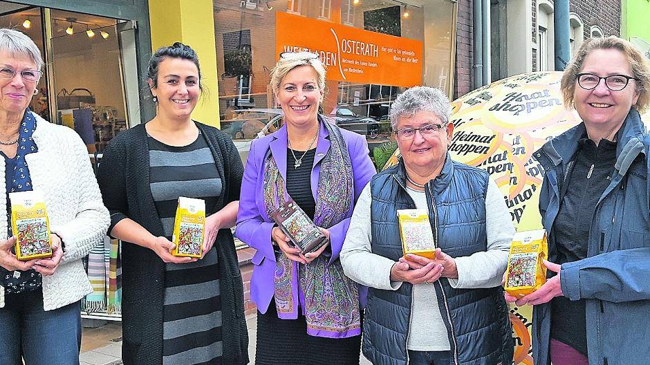  Claudia Foerster (l.) und Wirtschaftsförderin Heike Reiß (m). freuen sich über den neuen „Meerbusch Tee“. 