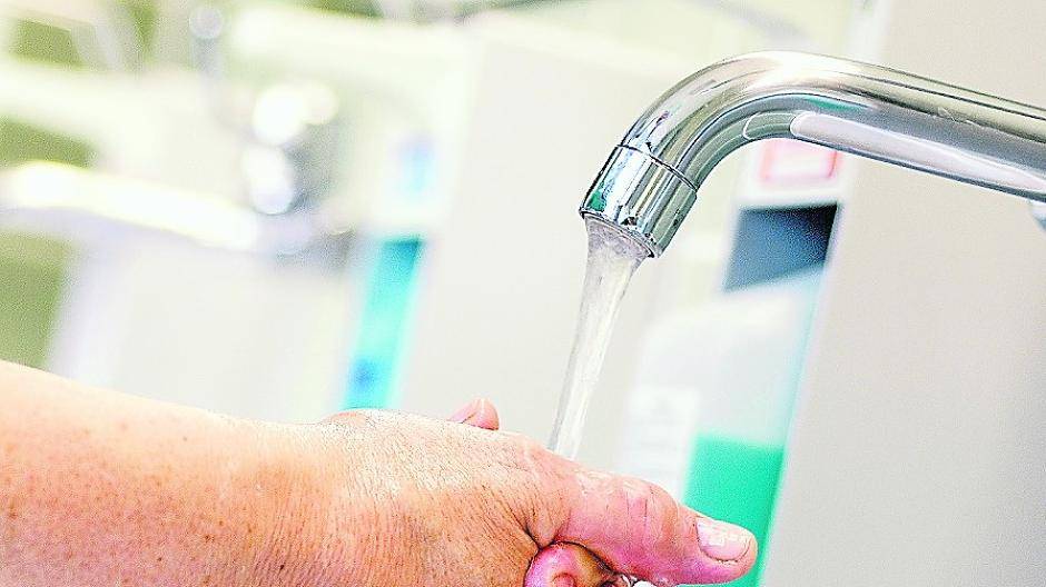 Einfaches, aber gutes Mittel: Händewaschen schützt davor, krankmachende Keime bei jedem Händedruck weiterzugeben.