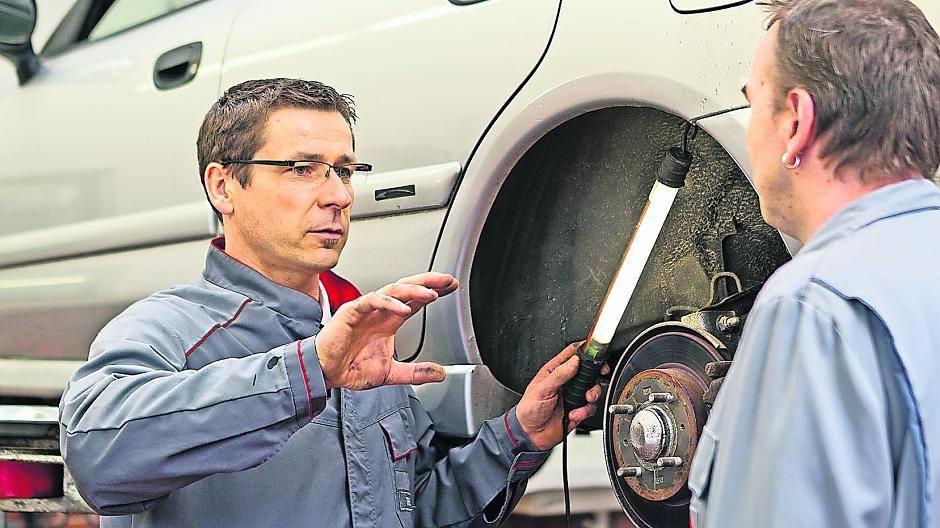  Auf vier Rädern sicher durch die kalten Monate: Die Kfz-Profis machen beim Winter-Check die Autos fit. 