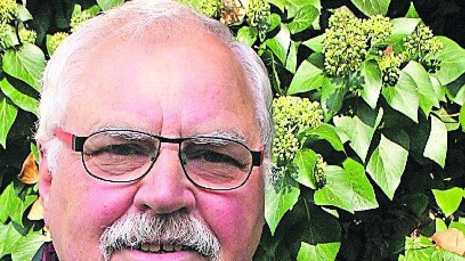  Leitbild: Klaus-Dieter Ohlig präsentiert die neuen Hüls-Flyer. 