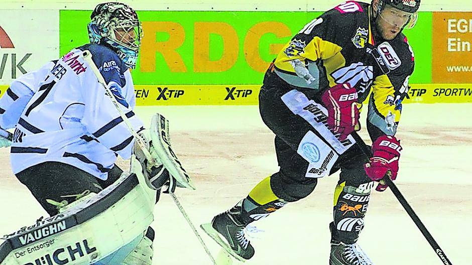  Marcel Müller (rechts) unterschrieb am Freitagmorgen bei den Pinguinen einen Vertrag bis zum Saisonende. Am Ende traf er gleich gegen Ingolstadt. 