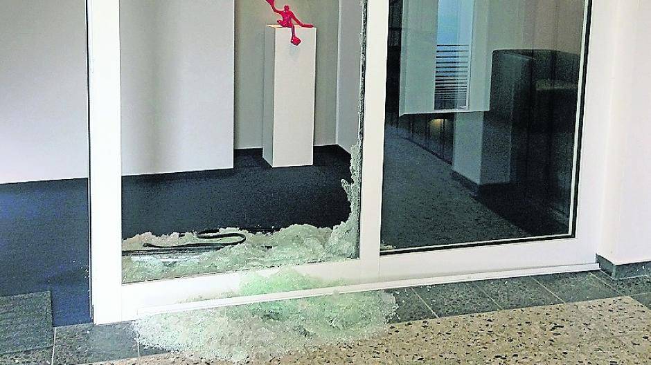  Nach dem Einwerfen der Scheibe verletzte sich einer der Täter an den Scherben. 