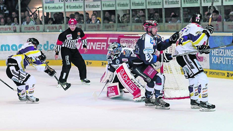  Martin Schymainski (links im Bild) erzielte in dieser Situation das zwischenzeitliche 2:1 für die Pinguine. Die Vorarbeit kam von Norman Hauner (rechts), dessen Schuss noch abgewehrt werden konnte. Den „Abstauber“ verwandelte der kleinste Krefelder Angreifer eiskalt. 