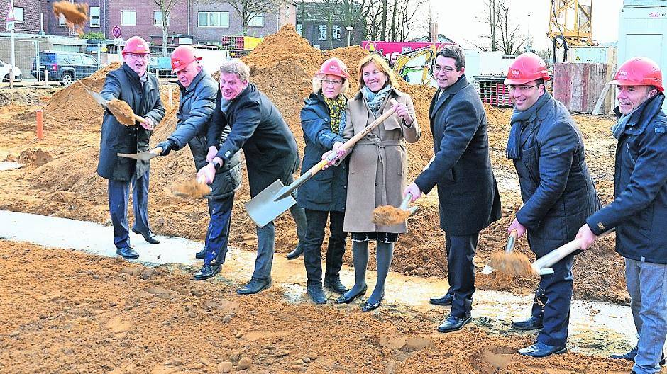  Spatenstich zur ersten Klimaschutzsiedlung in Viersen. Von links: Günter Neumann, Heinz, Fels, Georg Maria Balsen und Regina Peters von der Genossen schaft. Viersens Bürgermeisterin Sabine Anemüller. Andreas Gries von der Energie-Agentur NRW, Peter Bring und Mikael Hacikoglu vom Generalunternehmen bhp.  