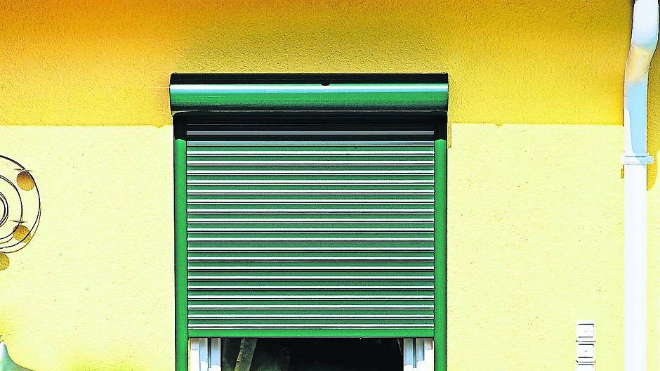 Rolladen sorgen für eine ruhige und dunkle Atmosphäre im Schlafzimmer.