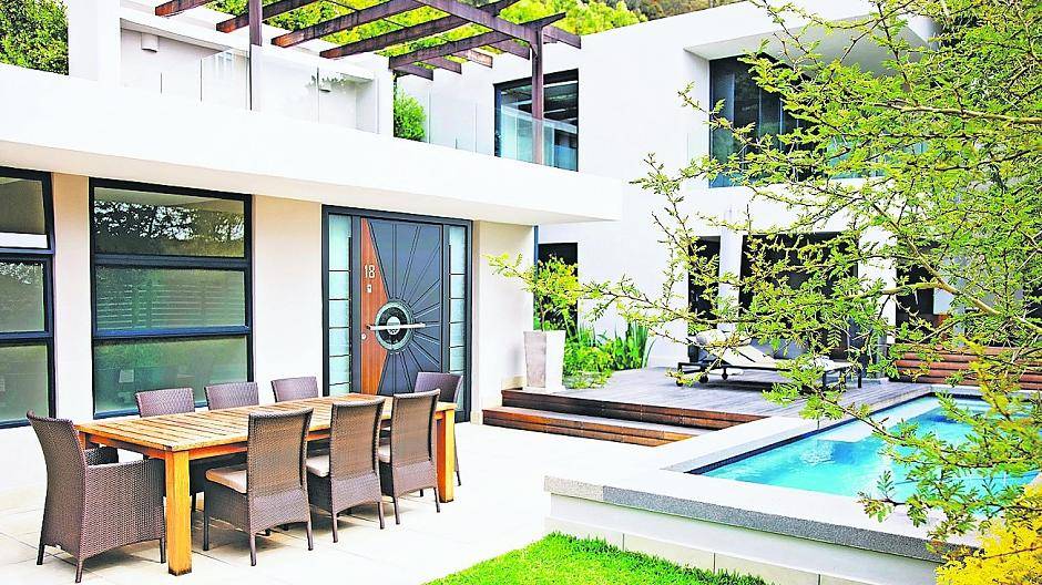 Sehr hohe Wärmeschutzwerte bieten die flügelüberdeckende Türfüllungen.