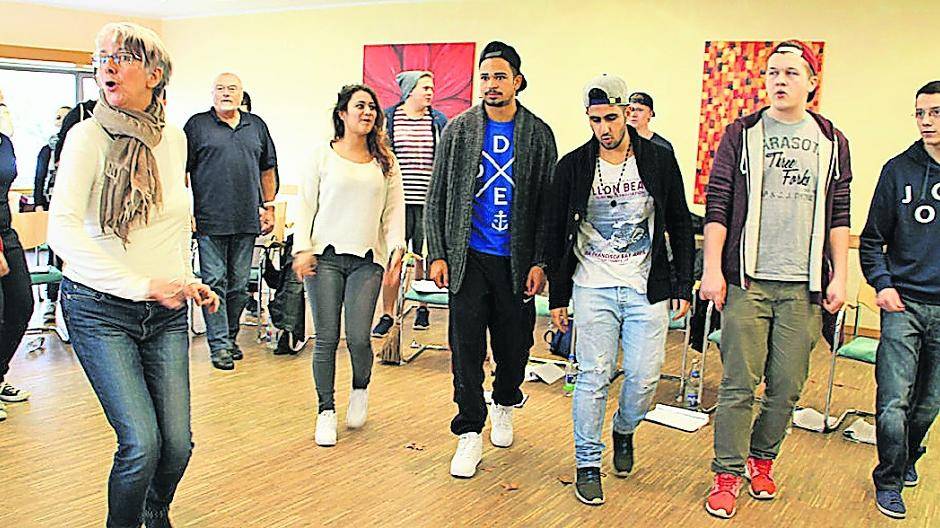 Probe: Die Schüler und ihre Lehrer üben nicht nur den Gesang ein, sondern auch Tanznummern und Sketsche.