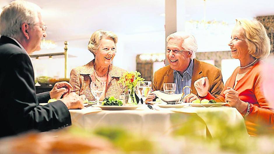 Geselligkeit wird in Seniorenresidenzen groß geschrieben — jeder hat aber auch stets die Möglichkeit, sich in die Privatsphäre des eigenen Appartements zurückzuziehen.