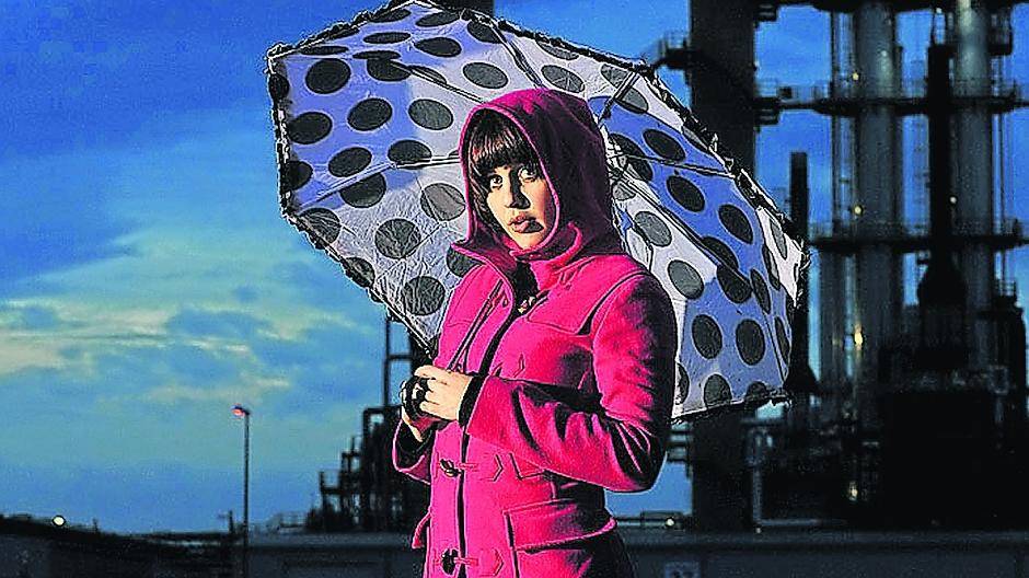  Die Sängerin Jen Brown präsentiert akustischen, eingängigen Pop mit einem Hauch von Jazz, Klassik und Weltmusik, durchzogen von ständigen Brüchen und unkonventionellen Überraschungen. 