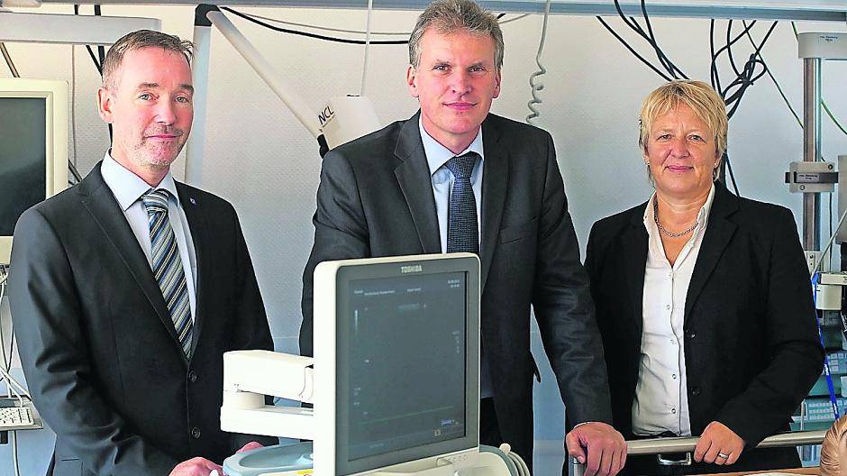  Auf dem Foto (von links): Die Professoren Thomas Lux, Hubert Otten und Sylvia Thun im Krankenhauszimmer der Hochschule Niederrhein. 