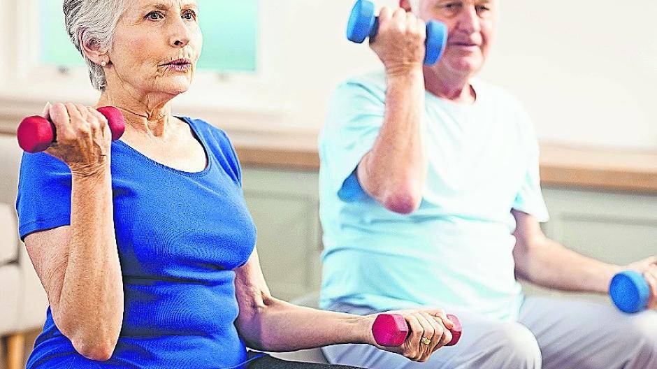  Jeden Tag ein paar Minuten Gymnastik und leichtes Hanteltraining — das lässt sich im Alltag leicht einrichten.  