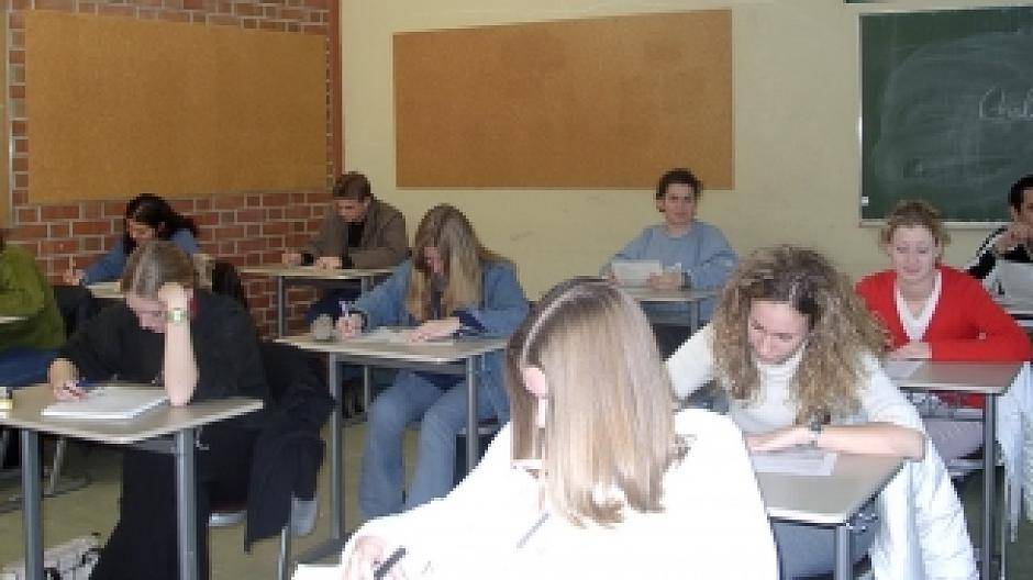 „Hefte raus -Klassenarbeit“: Laut Landesregierung haben die Krefelder Schulen 54 außerplanmäßige Lehrerstellen besetzt.