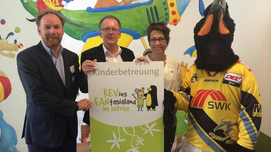  Robert Haake, Peter Lengwenings und Annette Burbach stellten das Projekt vor und brachten das Pinguine-Maskottchen KEVin gleich mit. 