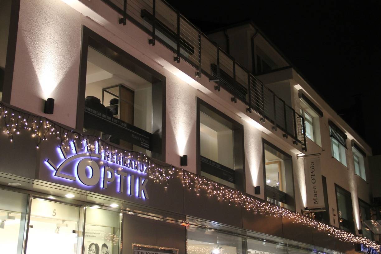  Illumination durch Strahler im ersten Stock. 