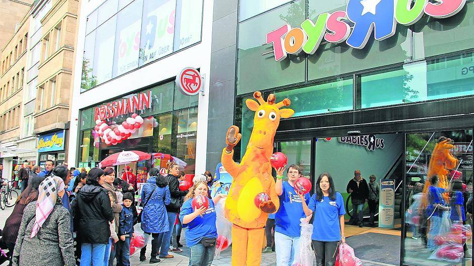 „Toys’R’us“ und Rossmann haben heute im Krefelder Ostwall-Carrée eröffnet