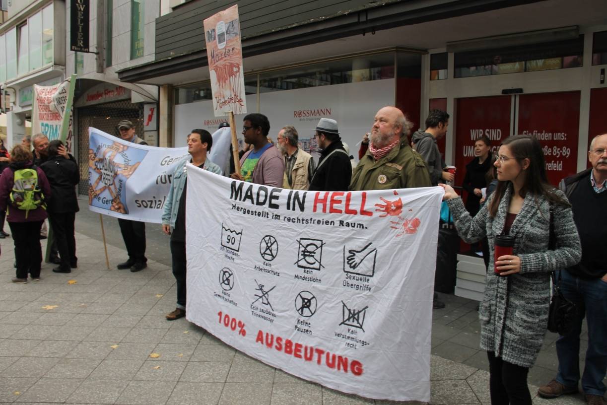 Demonstranten hielten ein überdimensionales Etikett mit der Aufschrift "Made in Hell" hoch.