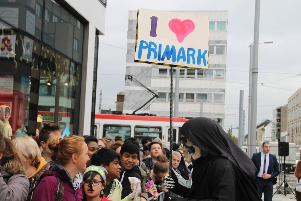 Hier musste er erstmal sein Outfit erklären.