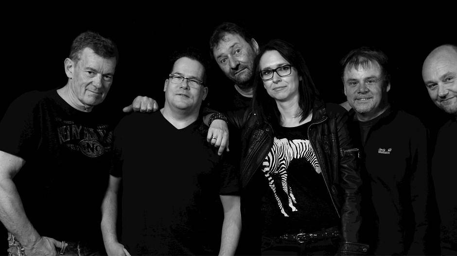  Die Coverband „Auf Achse“ feiert ihr 30-jähriges Bestehen: Dieter Hauschild, Theo Pasch, Uli Gartz, Sabine Ott, Thomas Gibat und Mick Schneiders 