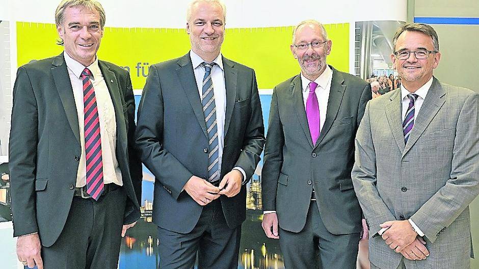  Die Sprecher von „Zukunft durch Industrie — Initiative Krefeld“, Ralf Köpke (l.), Dr. Bernd Diener (2.v.r.) und Detlev G. Moritz (r.) begrüßen Garrelt Duin, Minister für Wirtschaft, Energie, Industrie, Mittelstand und Handwerk des Landes Nordrhein-Westfalen. 
