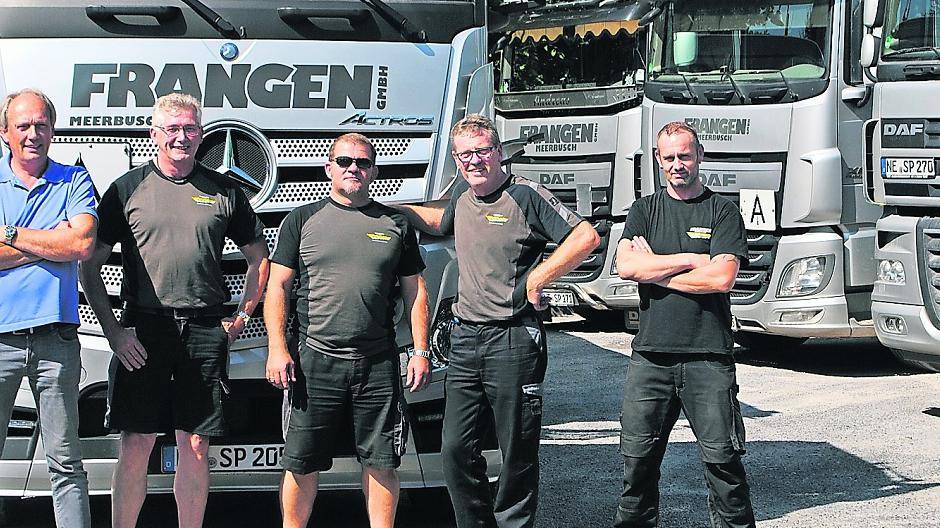  Geschäftsführer und Inhaber Peter Frangen (l.) mit einem Teil seines Teams in Lank-Latum. 