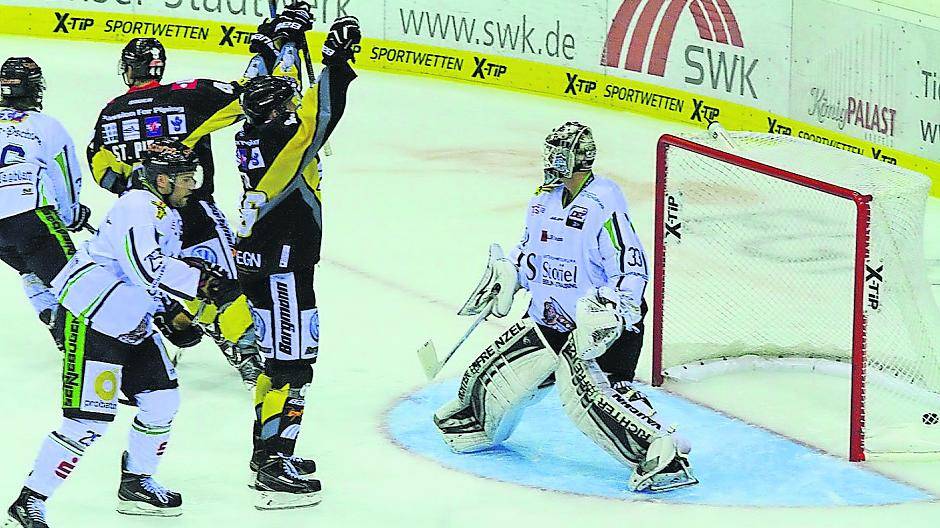 Pinguine-Stürmer Daniel Pietta bejubelt seinen Treffer zum 2:0-Endstand. Der deutsche Nationalspieler fälschte einen Schuss von Verteidiger David Fischer unhaltbar ab.