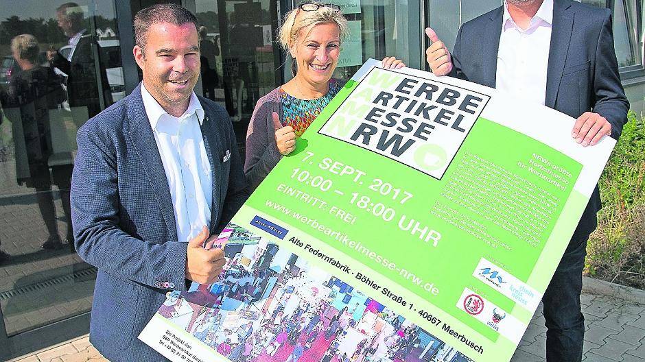 Daniel Meffert und Carsten Lenz von S&amp; P freuen sich gemeinsam mit Meerbuschs Wirtschaftsförderin Heike Reiß über viele Besucher auf der Werbeartikel-Messe in Büderich.