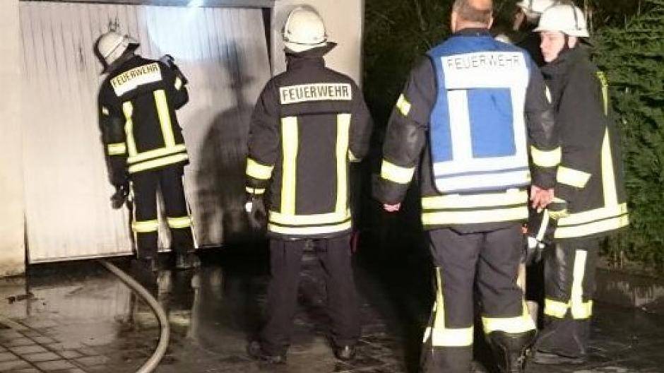  Für die Feuerlöscharbeiten musste die Düsseldorfer Straße zwischen Poststraße bis Höhe Lortzingstraße gesperrt werden. 