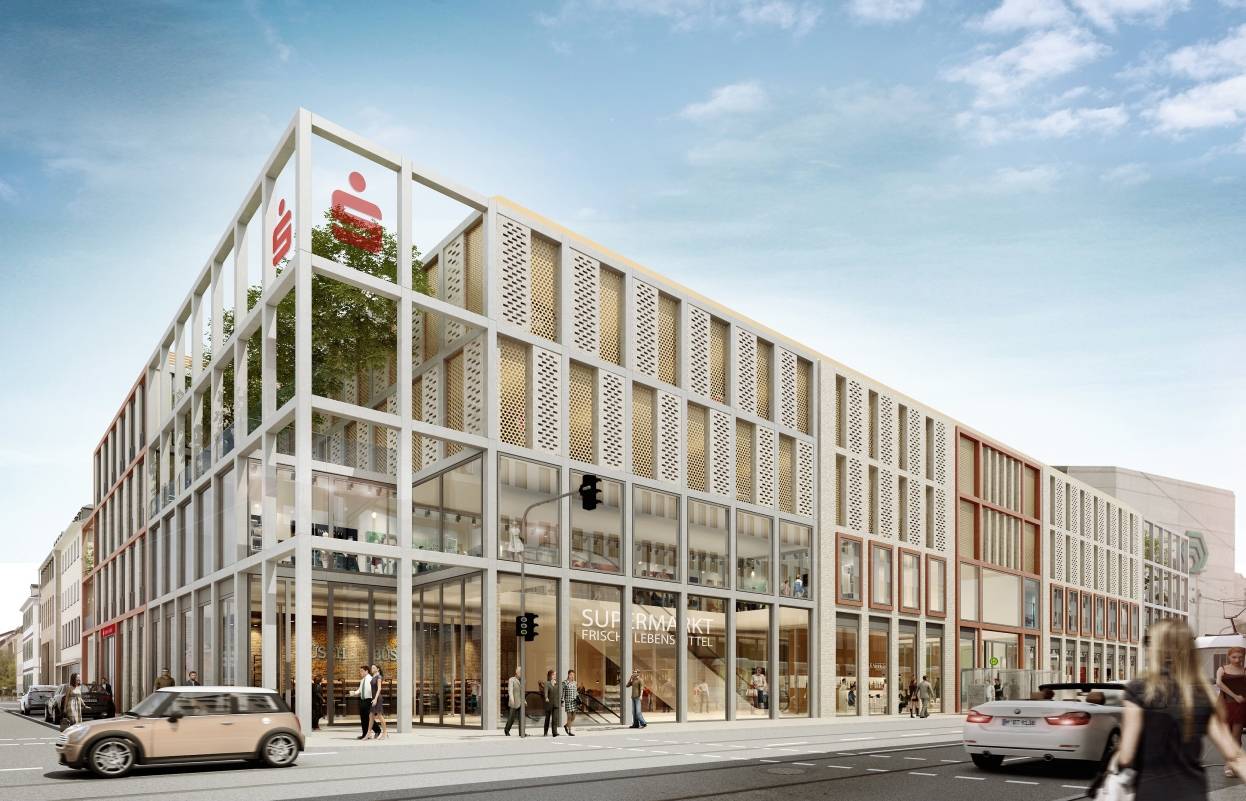  Die Grafiken des Investors „Die Developer“ aus Düsseldorf setzen städtebauliche Akzente: Die rund 80 Meter lange Front des geplanten Neubaus an der St. Anton-Straße wird durch eine kleinteilige Fassadengestaltung aufgelockert. Der Neubau der Sparkassen-Filiale wird lediglich 638 Quadratmeter in Anspruch nehmen.Grafiken: DDP 