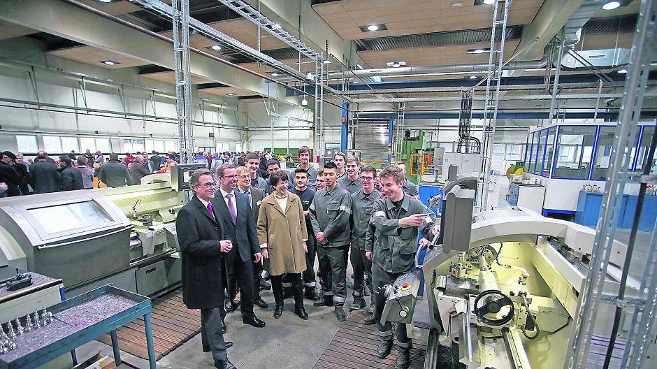  Bei der Besichtigung eines Werkplatzes (v.l.): OB Gregor Kathstede, Vorstand Frank Brüggestrat, Georg Dost, Ausbildungsleiter Outokumpu Nirosta, Tamara Weinert, Finanzvorstand der Business Area Coil EMEA und Auszubildende der Nirosta 