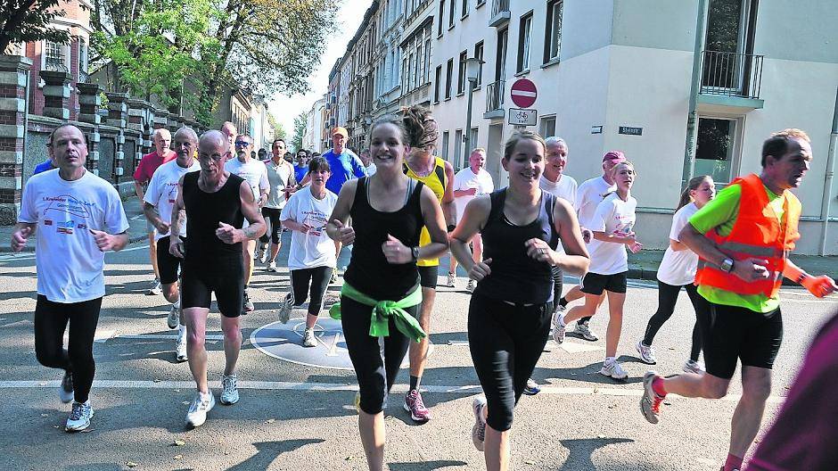  Beim Krefelder Hospizlauf führt ein Teil der Strecke mitten durch die Stadt. Dafür werden die Straßen zeitweise gesperrt. 
