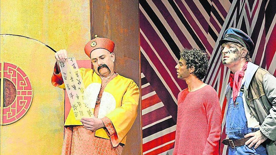 In der Fremde: Jim Knopf und Lukas, der Lokomotivführer, reisen bis nach Asien.