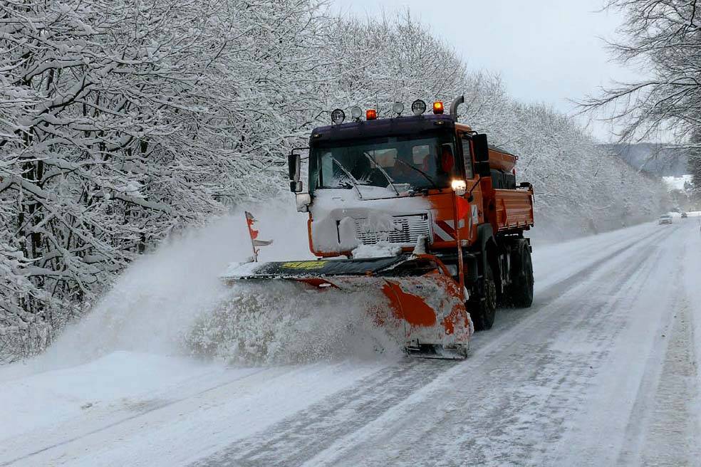 Räumfahrzeuge gehören im Winter zum Straßenbild. Autofahrer sollten jedoch aufpassen, wenn sie auf Winterdienstfahrzeuge treffen - sie haben nämlich grundsätzlich Vorfahrt.