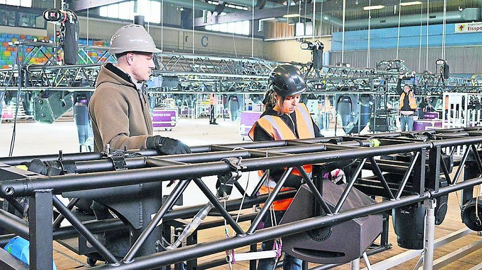 Sicherheit ist oberstes Gebot: Die Aufbauarbeiten für „Passion“ laufen.