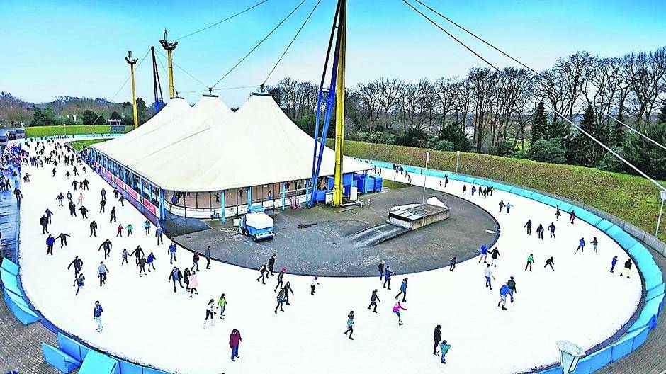 Besonders beliebt ist der Außenring: Auf einer 400 Meter langen Strecke können die Gäste unter freiem Himmel Eis laufen.