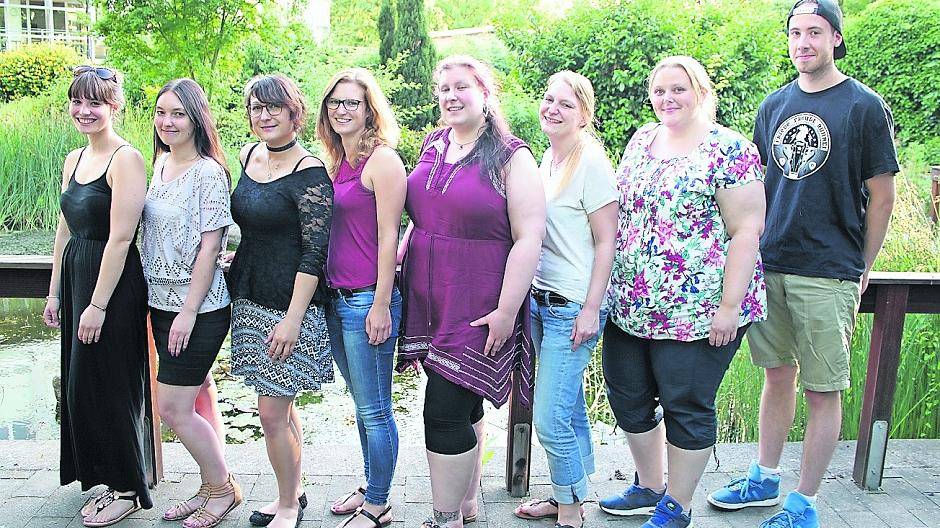  Die erfolgreichen Absolventen der Heilerziehungspflege-Ausbildung der St. Augustinus-Behindertenhilfe: Daniela Weiß, Melissa Salentin, Charleen Fiedel, Jessica Fassbender, Melanie Bühner, Daniela Lange, Kerstin Schmitz, Fabian Theisen (vlnr). Nicht auf dem Foto: Sabine Lipinski, Verena Meurer, Lucas Günthe. 