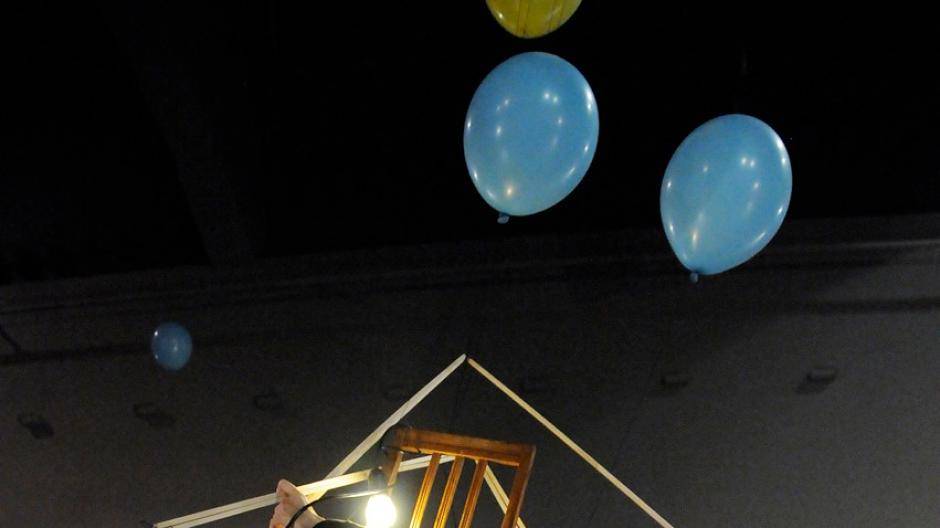 Barfuß unter Gerümpel: Die Tänzerin Anna Huber leistet auf der Bühne der Fabrik Heeder ungewöhnliche Aufräumarbeiten.