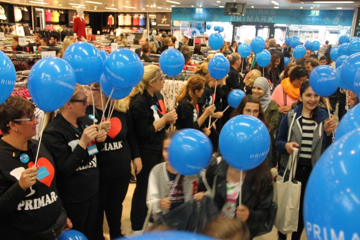  Der Eröffnungstag: Primark-Mitarbeiter begrüßen die Kunden. 
