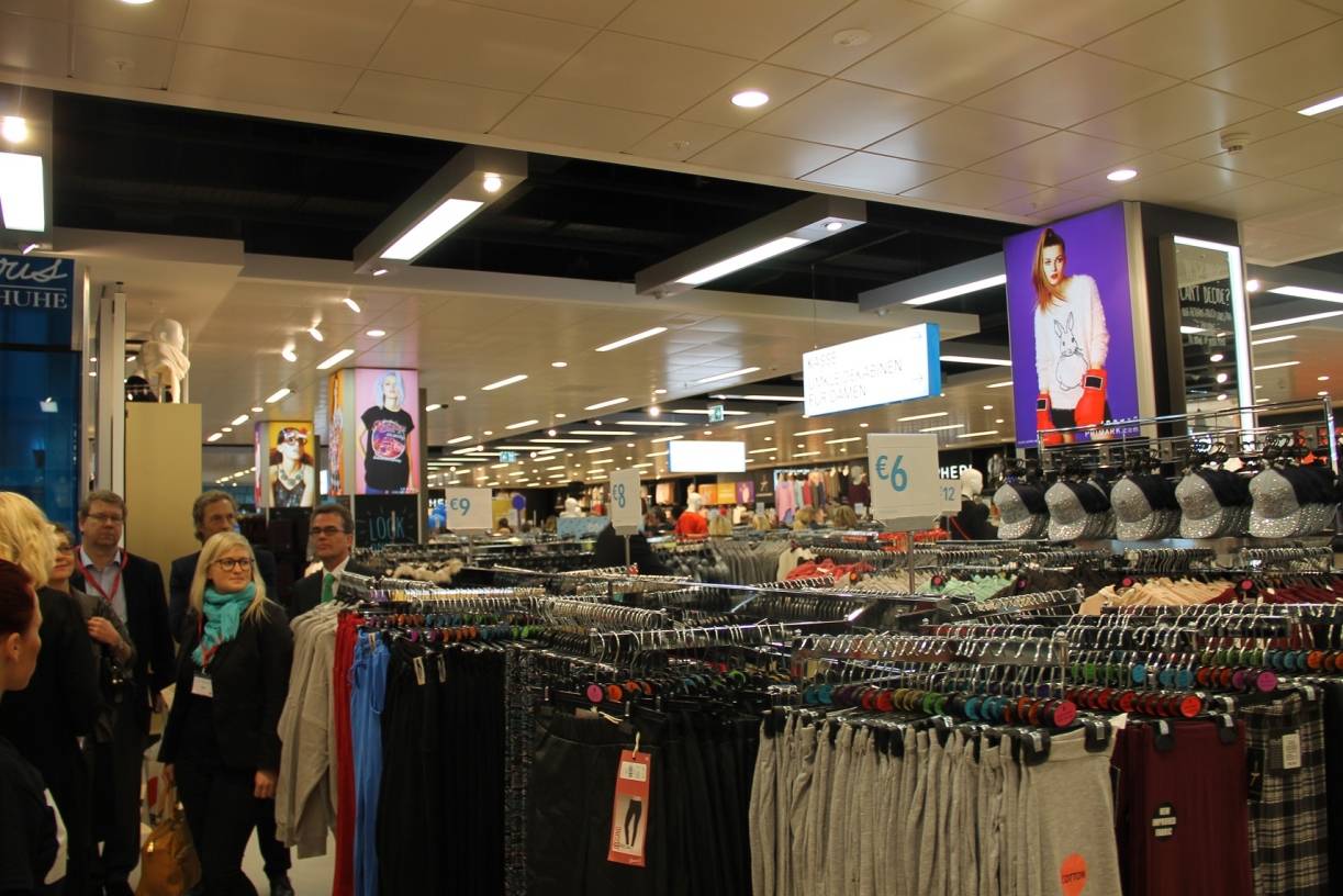 Viel Platz für Waren und Kandschaft: Der Krefelder Primark erstreckt sich über drei Etagen.