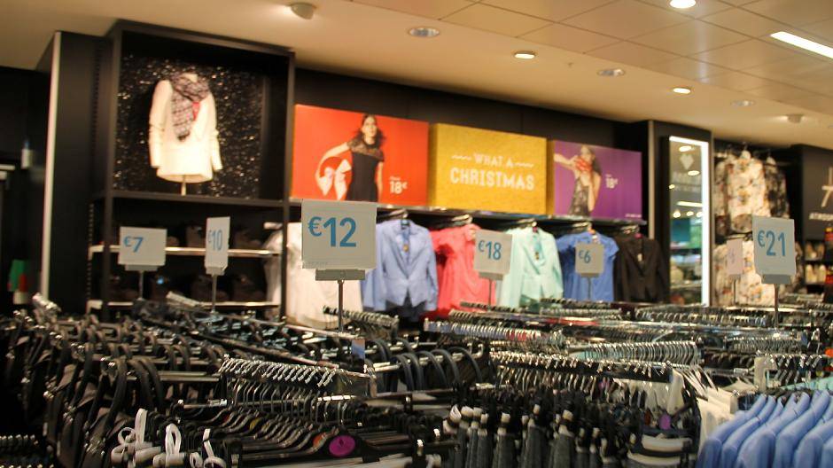  Der „Store“ präsentiert sich übersichtlich, wenn auch durch die vielen Kleiderständer etwas überladen. 