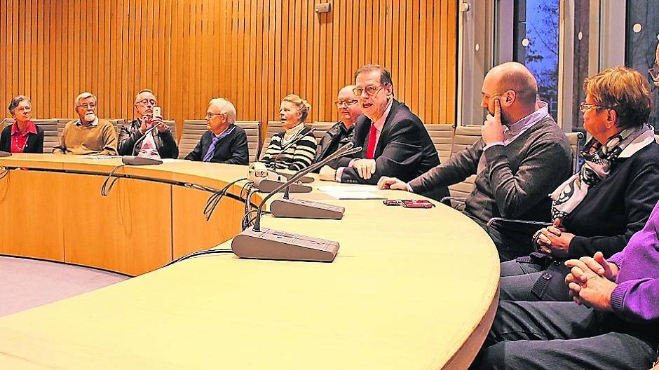 Diskussion: SPD-Landtagsabgeordneter Uli Hahnen spricht mit den Extra-Tipp-Lesern im großen Konferenzraum über Probleme der Krefelder Kommunalpolitik. Dabei lobt er gleich doppelt: „Sie sind kluge Menschen. Sie lesen den Extra-Tipp.“