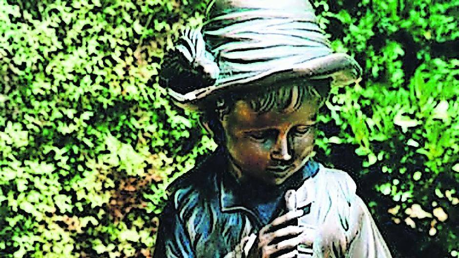  Zwei dieser Bronzefiguren wurden gestohlen. 