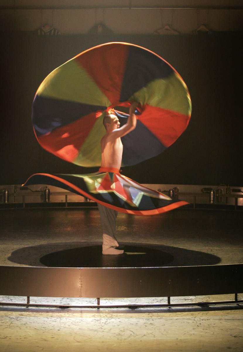 Ungewöhnliche Kombination: Der Derwisch-Tänzer Kadir Sonuk tanzt zu Orgelmusik.