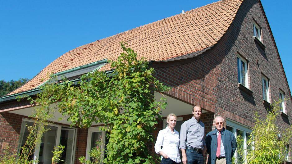 Barbara Monheim-Opitz und Florian Monheim - hier vor dem Poelzig-Haus - bekamen den Fördervertrag von Klaus Reymann (r.) übergeben.