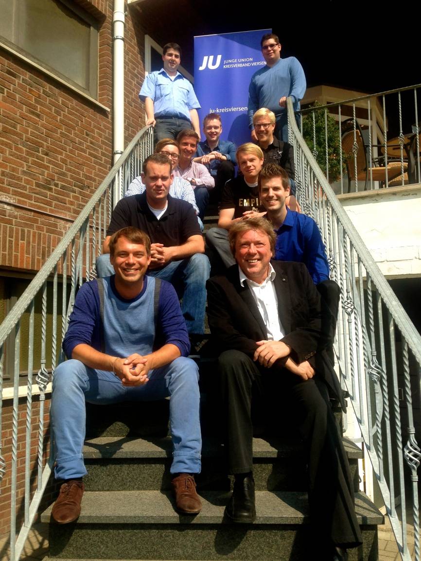  Das Foto zeigt den neugewählten Vorstand rund um ihren Vorsitzenden Christian Pakusch (l.u.). Besonders freute sich der „Politische Nachwuchs“ über den Besuch des direktgewählten Bundestagsabgeordneten des Kreises Viersen Uwe Schummer sowie über den Besuch des Landtagsabgeordneten und Kreisvorsitzenden der CDU, Dr. Marcus Optendenk.  